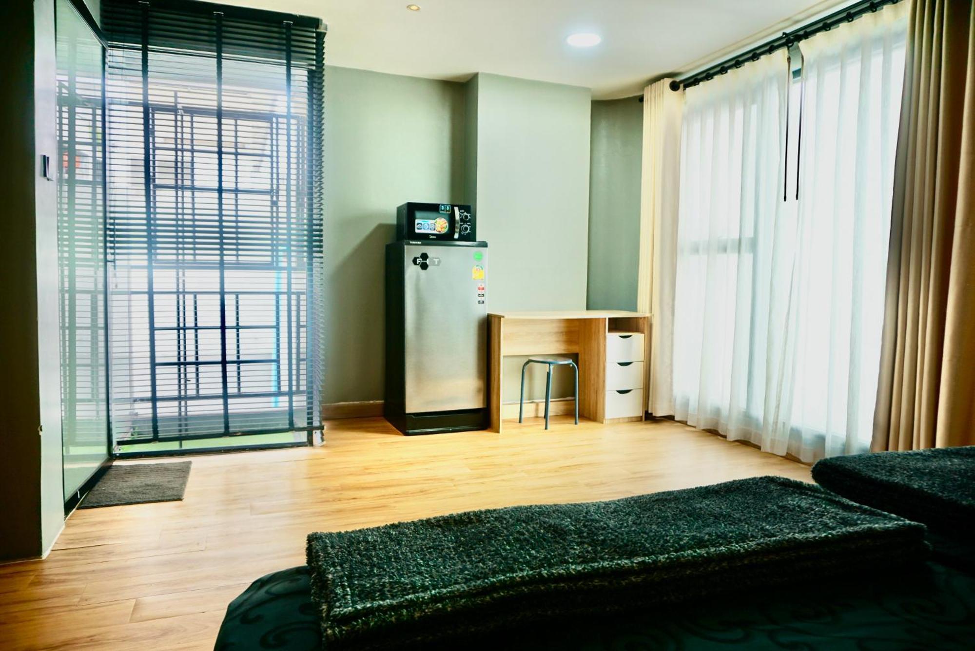 Hash With Unique Chill Design At Silom Soi 3 Bangkok